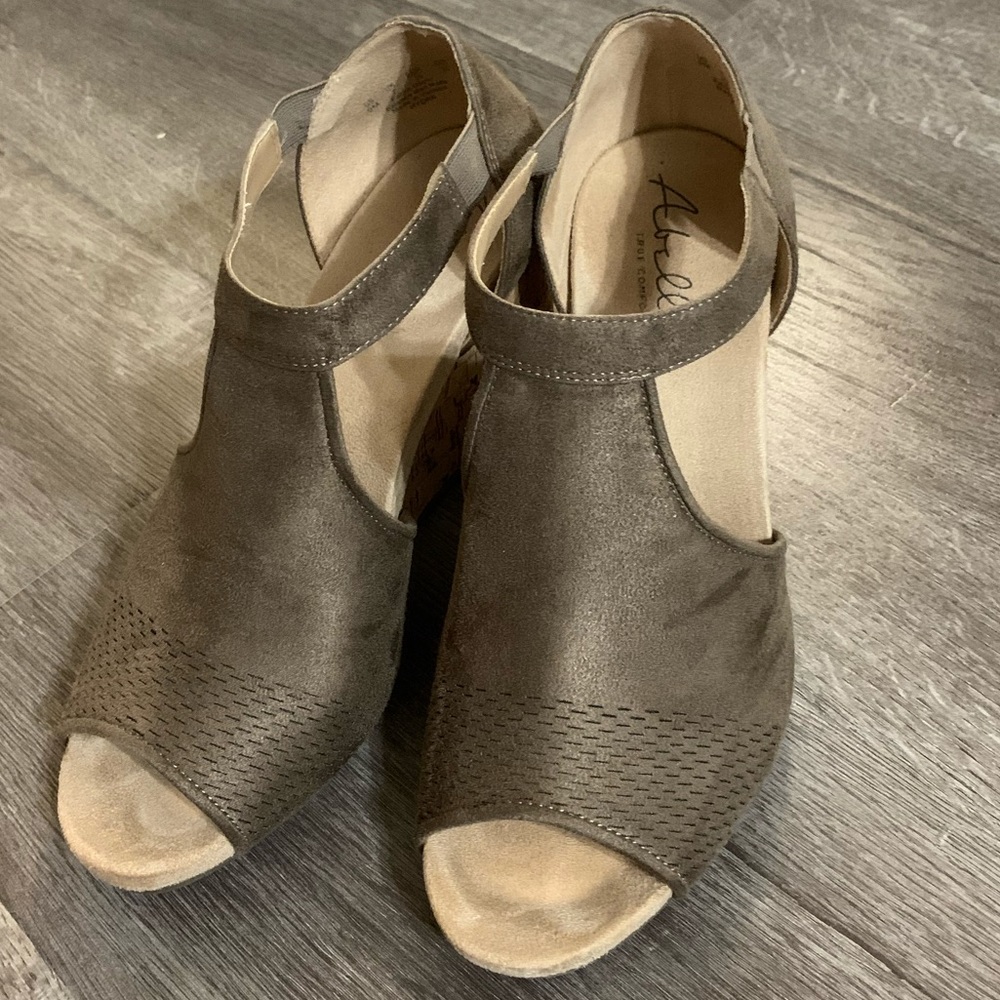 Abella Hydra Wedge sandal size 9M